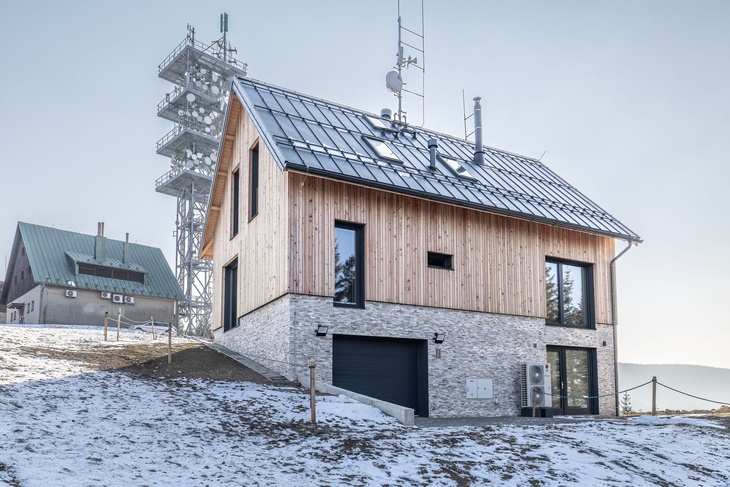 Hliníkové jádro dodává krytině SATJAM Rapid DeLuxe vysokou odolnost vůči korozi a klimatickým vlivům a dlouhou životnost s minimálními nároky na údržbu. Zdroj: SATJAM, s. r. o.