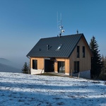 Nová chata horské služby Beskydy s plechovou krytinou SATJAM Rapid DeLuxe. Zdroj: SATJAM, s. r. o. Nová chata horské služby Beskydy s plechovou krytinou SATJAM Rapid DeLuxe. Zdroj: SATJAM, s. r. o.