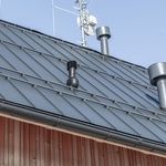 Vysoce jakostní povrchová úprava AluMat® posiluje odolnost krytiny a poskytuje vysokou stabilitu vůči UV záření. Zdroj: SATJAM, s. r. o. Vysoce jakostní povrchová úprava AluMat® posiluje odolnost krytiny a poskytuje vysokou stabilitu vůči UV záření. Zdroj: SATJAM, s. r. o.