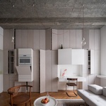 Stěna s částí kuchyně a pracovní kout. Foto: Alex Shoots Buildings Stěna s částí kuchyně a pracovní kout. Foto: Alex Shoots Buildings