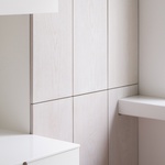 Detail skříněk a parapetu. Foto: Alex Shoots Buildings Detail skříněk a parapetu. Foto: Alex Shoots Buildings