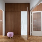 Hala s maskotem a hygienické zařízení. Foto: Alex Shoots Buildings Hala s maskotem a hygienické zařízení. Foto: Alex Shoots Buildings