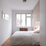 Průhled ložnicí. Foto: Alex Shoots Buildings Průhled ložnicí. Foto: Alex Shoots Buildings