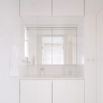 Koupelnová stěna a umyvadlo. Foto: Alex Shoots Buildings Koupelnová stěna a umyvadlo. Foto: Alex Shoots Buildings