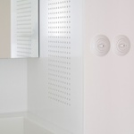 Detail vypínačů. Foto: Alex Shoots Buildings Detail vypínačů. Foto: Alex Shoots Buildings