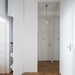 Ukládací prostor v hale. Foto: Alex Shoots Buildings Ukládací prostor v hale. Foto: Alex Shoots Buildings