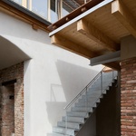 Pohled na schodiště do patra. Foto: Radek Úlehla