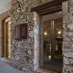 Okno a vstup do kavárny z průjezdu. Foto: Radek Úlehla