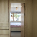 Průhled do ložnice bytu v patře. Foto: Radek Úlehla