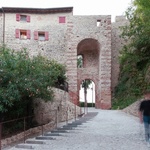 Na výšku má jedenáct metrů, její parcela pak činí 5 × 5 metrů. Dá se tedy říct, že stopa tohoto projektu je malá. Jenže to platí jen o výměře. Ve skutečnosti totiž tohle dílo sahá hluboko do minulosti. Foto: Emanuele Bressan