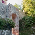 Hradební branka – Portello Colmarion – stojí v městě Asolo už od 14. století. A právě tím začíná velký „přesah“ zástavbou relativně skromného projektu, řešený architekty ze Studio Bressan. Foto: Emanuele Bressan