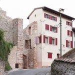 Asolo je už dnes „moderním“ městem, které má historický charakter jen v centru. Ale právě Portello Colmarion rozhodovalo o tom, jak město bude vnímáno. Jako nové nebo jako historické? Foto: Emanuele Bressan