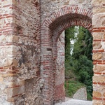 Projekt konzervativní obnovy Portello Colmarion se odehrává v krajinném kontextu, který na jedné straně zahrnuje antropizovanou část města, a na druhé straně hustou vegetaci kopcovitého lesa. Foto: Emanuele Bressan