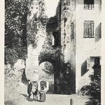 A ještě jedním snímkem k městského archivu posloužíme. Podoba brány, zachycená ještě na černobílém snímku. I zde už je patrné strukturální narušení, vegetací. Foto: Emanuele Bressan