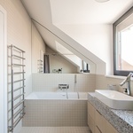 Dům z padesátých let dostal moderní interiér. Panuje zde krása původních cihel a letitého dřeva. Foto: Ing. arch. Marián Gombarček, DENDRIT Dům z padesátých let dostal moderní interiér. Panuje zde krása původních cihel a letitého dřeva. Foto: Ing. arch. Marián Gombarček, DENDRIT