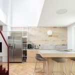 Dům z padesátých let dostal moderní interiér. Panuje zde krása původních cihel a letitého dřeva. Foto: Ing. arch. Marián Gombarček, DENDRIT Dům z padesátých let dostal moderní interiér. Panuje zde krása původních cihel a letitého dřeva. Foto: Ing. arch. Marián Gombarček, DENDRIT