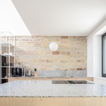 Dům z padesátých let dostal moderní interiér. Panuje zde krása původních cihel a letitého dřeva. Foto: Ing. arch. Marián Gombarček, DENDRIT Dům z padesátých let dostal moderní interiér. Panuje zde krása původních cihel a letitého dřeva. Foto: Ing. arch. Marián Gombarček, DENDRIT