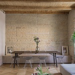 Dům z padesátých let dostal moderní interiér. Panuje zde krása původních cihel a letitého dřeva. Foto: Ing. arch. Marián Gombarček, DENDRIT Dům z padesátých let dostal moderní interiér. Panuje zde krása původních cihel a letitého dřeva. Foto: Ing. arch. Marián Gombarček, DENDRIT