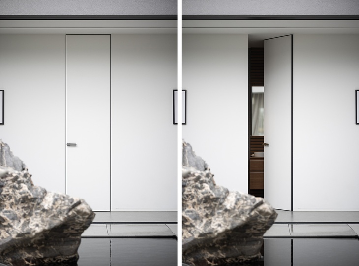 Dveře MASTER bez nadpraží s výškou 2 800 mm, bílé opláštění s černou linkou hliníkového rámu. Foto: Lukáš Pelech pro JAP FUTURE