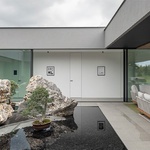 Hlavní atrium s půltunovými kameny a bonsajemi je srdcem domu. Foto: Lukáš Pelech pro JAP FUTURE Hlavní atrium s půltunovými kameny a bonsajemi je srdcem domu. Foto: Lukáš Pelech pro JAP FUTURE