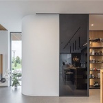 Dřevěný lamelový podhled a dveře IDEA v posuvu do stropu PREMIUM. Foto: Lukáš Pelech pro JAP FUTURE Dřevěný lamelový podhled a dveře IDEA v posuvu do stropu PREMIUM. Foto: Lukáš Pelech pro JAP FUTURE