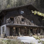 Alpská stodola, která je hotelem, dílnou, prodejnou i degustačním salónkem. Foto: Alex Filz