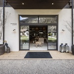 Alpská stodola, která je hotelem, dílnou, prodejnou i degustačním salónkem. Foto: Alex Filz