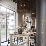 Alpská stodola, která je hotelem, dílnou, prodejnou i degustačním salónkem. Foto: Alex Filz