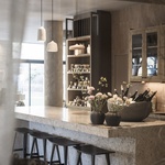 Alpská stodola, která je hotelem, dílnou, prodejnou i degustačním salónkem. Foto: Alex Filz