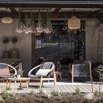 Alpská stodola, která je hotelem, dílnou, prodejnou i degustačním salónkem. Foto: Alex Filz