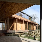 Spojovací krytá terasa a přístavba. Foto: Radek Úlehla