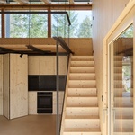 Schody na galerii a kuchyňka. Foto: Radek Úlehla