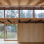 Schody na galerii a skrytá kuchyňka. Foto: Radek Úlehla