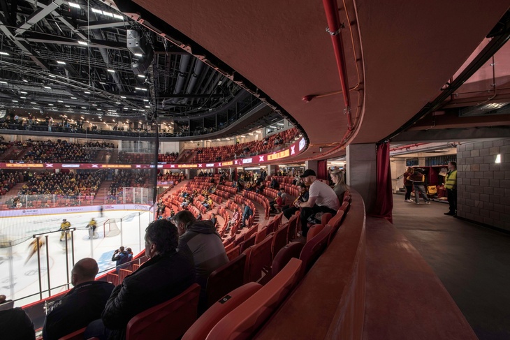 Reálný průhled halou z komunikace. Foto: Fabrice Fouillet, Lukáš Kenji Vrábel, Pavel Barták, Skyworker