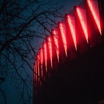 Noční nasvícení fasády. Foto: Fabrice Fouillet, Lukáš Kenji Vrábel, Pavel Barták, Skyworker Noční nasvícení fasády. Foto: Fabrice Fouillet, Lukáš Kenji Vrábel, Pavel Barták, Skyworker