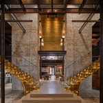 Průhled restaurací přes schodiště v přízemí. Foto: BoysPlayNice Průhled restaurací přes schodiště v přízemí. Foto: BoysPlayNice