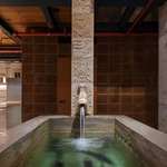 Bazén s rybami v přízemí. Foto: BoysPlayNice Bazén s rybami v přízemí. Foto: BoysPlayNice