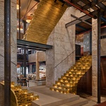 Průhled restaurací v přízemí ke schodům. Foto: BoysPlayNice Průhled restaurací v přízemí ke schodům. Foto: BoysPlayNice