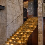 Průhled restaurací v přízemí ke schodům. Foto: BoysPlayNice Průhled restaurací v přízemí ke schodům. Foto: BoysPlayNice