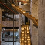 Průhled restaurací v přízemí ke schodům. Foto: BoysPlayNice Průhled restaurací v přízemí ke schodům. Foto: BoysPlayNice