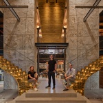 Pohled na schodišťové těleso v přízemí. Foto: BoysPlayNice Pohled na schodišťové těleso v přízemí. Foto: BoysPlayNice