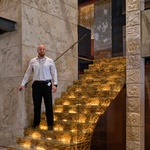 Pohled na „Zlaté“ schodiště. Foto: BoysPlayNice Pohled na „Zlaté“ schodiště. Foto: BoysPlayNice