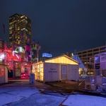 Kabinky z překližky pro důstojné přečkání zimy bez domova. Malý projekt s velkým významem. Foto: Michelle Urbiztondo