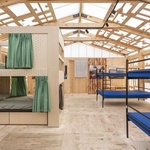 Kabinky z překližky pro důstojné přečkání zimy bez domova. Malý projekt s velkým významem. Foto: Michelle Urbiztondo