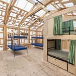 Kabinky z překližky pro důstojné přečkání zimy bez domova. Malý projekt s velkým významem. Foto: Michelle Urbiztondo