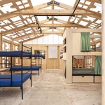 Kabinky z překližky pro důstojné přečkání zimy bez domova. Malý projekt s velkým významem. Foto: Michelle Urbiztondo