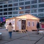 Kabinky z překližky pro důstojné přečkání zimy bez domova. Malý projekt s velkým významem. Foto: Michelle Urbiztondo