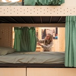 Kabinky z překližky pro důstojné přečkání zimy bez domova. Malý projekt s velkým významem. Foto: Michelle Urbiztondo