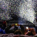 Jenže právě do toho vstupuje ono okřídlené: &bdquo;Ach, ano.&ldquo; Všichni víme a v zásadě souhlasíme na tom, co je na ohňostrojích v nepořádku. Ale co naplat, ono je to pořád krásné. Lákavé, svůdné a opojné na pohled. Ta magie barevných světel a jisker v noci má kouzlo. Foto: Daan Roosegaarde