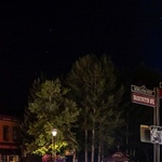 Řešením toho vědomého rozporu mezi něčím tak nádherným a přitom tak škodlivým přitom nemusí nutně být jen &bdquo;rozumný&ldquo; zákaz toho, že si to &bdquo;nerozumně krásné&ldquo; nadobro odřekneme. Vytvořit oslňující krásu nočních světel totiž lze i jinak. Foto: Daan Roosegaarde